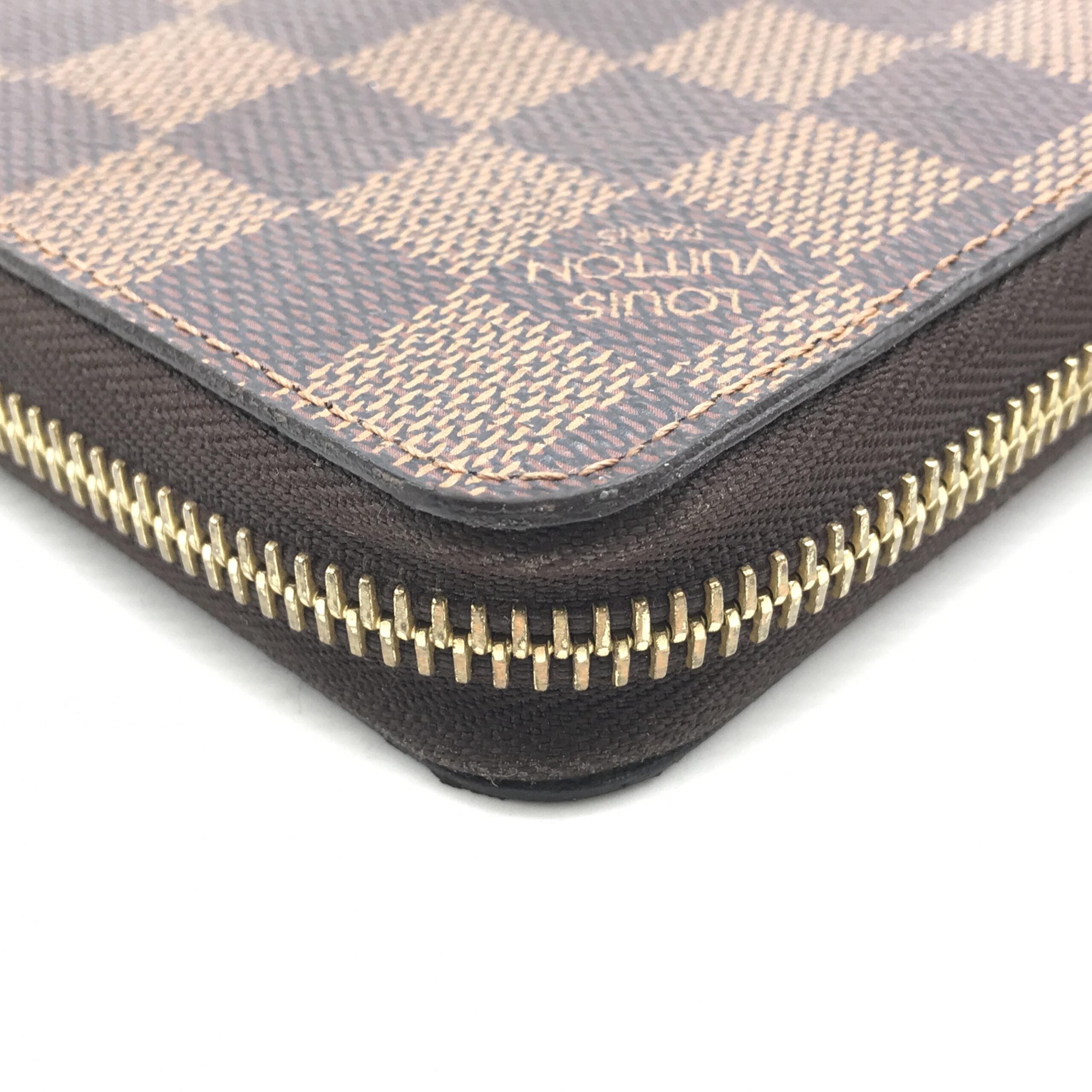 Louis Vuitton Zippy Wallet With Damier Ebene Pattern